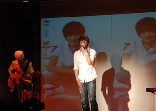 韓國(guó)歌星金俊浩中國(guó)首場(chǎng)媒體親友會(huì)