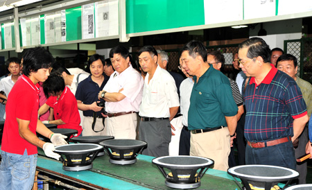 專家門在單元生產(chǎn)線參觀